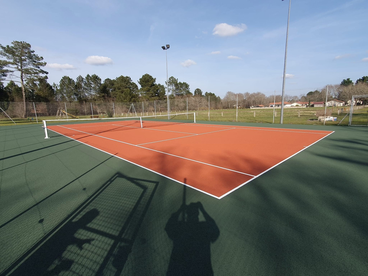 Image d'illustration pour : Un terrain de tennis rénové pour les jeunes tenniswomen et tennismen de Commensacq !
