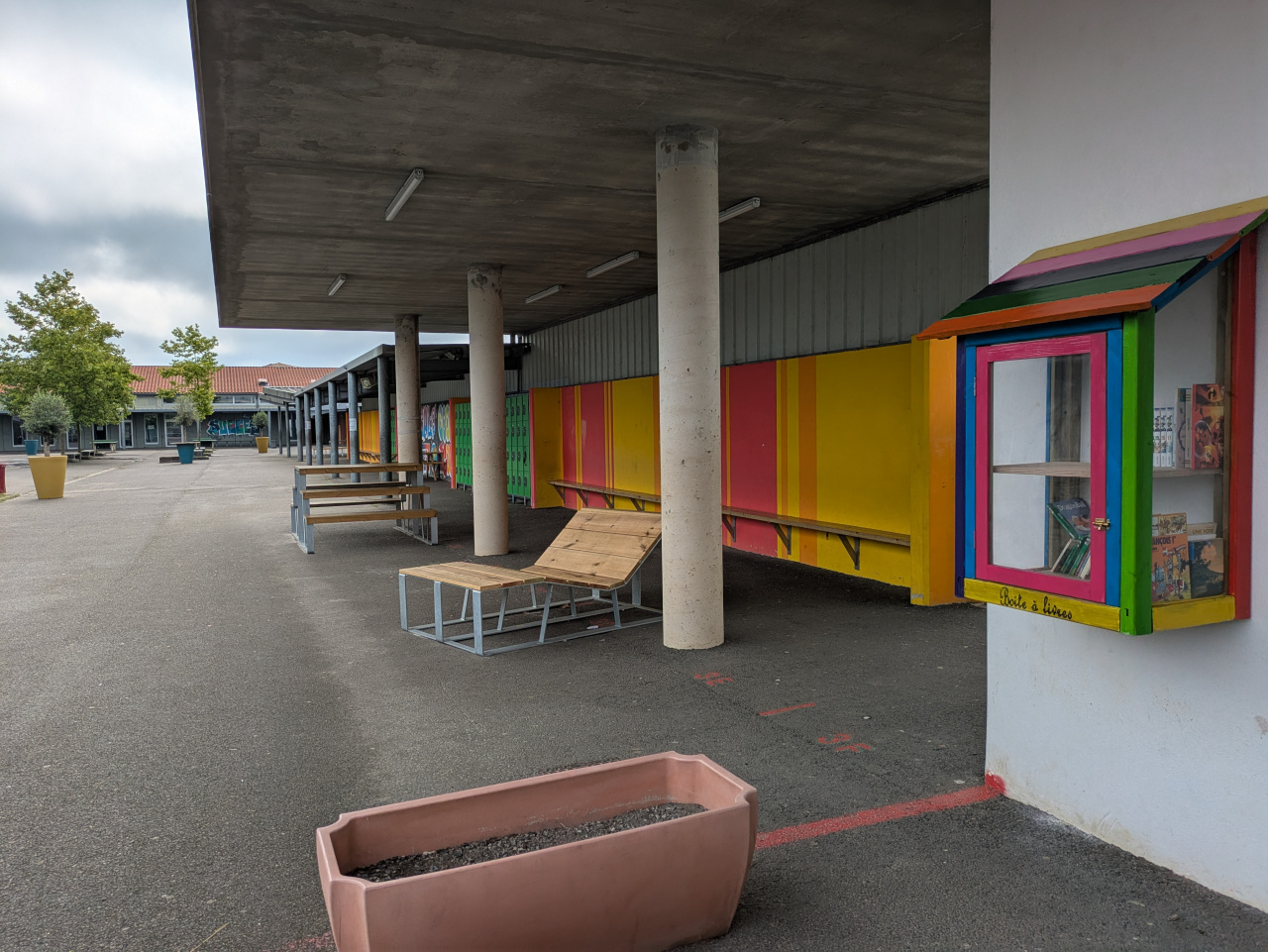 Image d'illustration pour : Une cour fleurie et accueillante par et pour les élèves du collège ! Image d'illustration pour : Une cour fleurie et accueillante par et pour les élèves du collège !