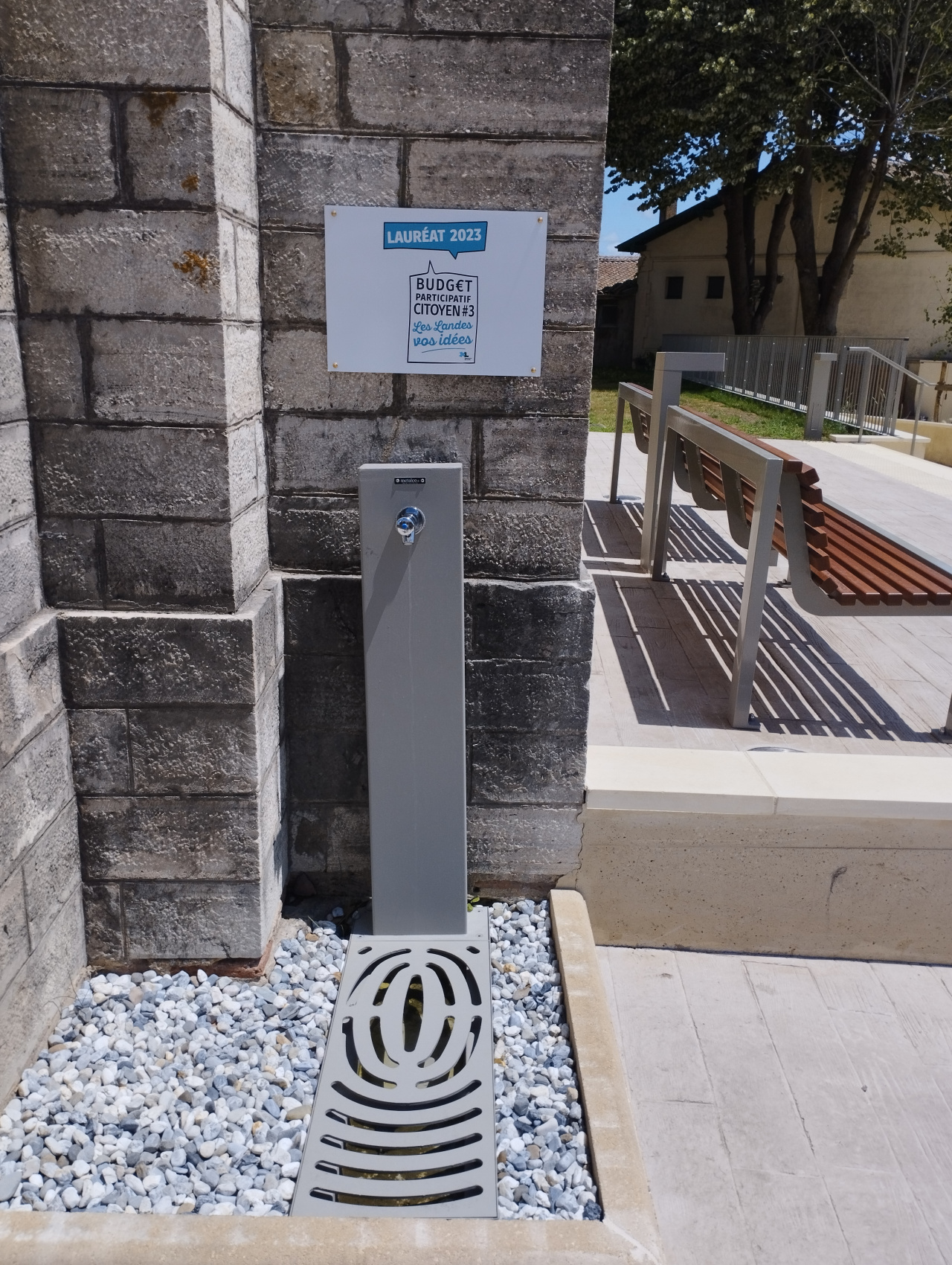 Image d'illustration pour : Une fontaine à eau au bourg et des gourdes à distribuer aux enfants de l'école de Léon et leurs familles ! Image d'illustration pour : Une fontaine à eau au bourg et des gourdes à distribuer aux enfants de l'école de Léon et leurs familles !