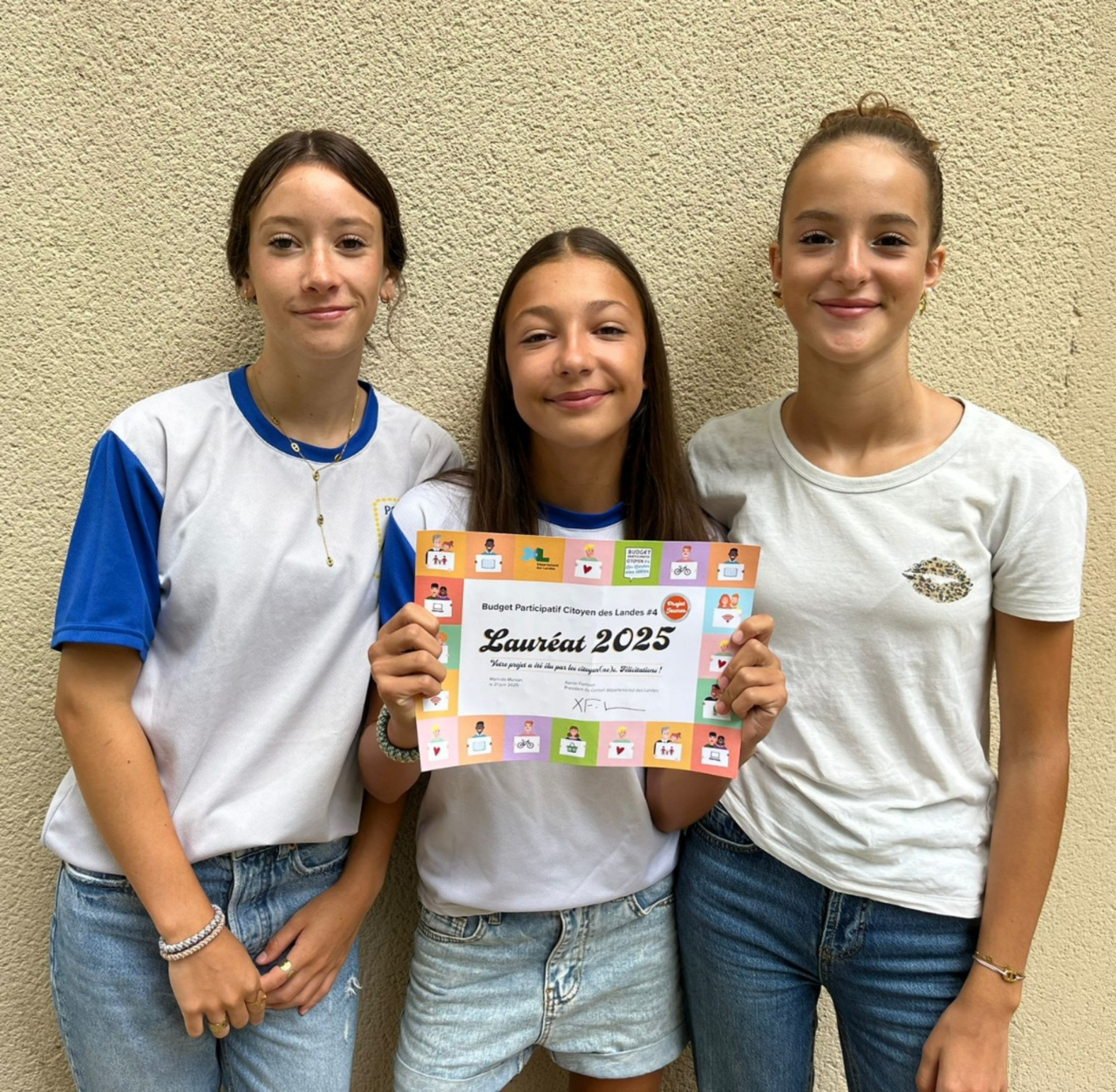 Image d'illustration pour : Fiers de leur diplôme de lauréat !