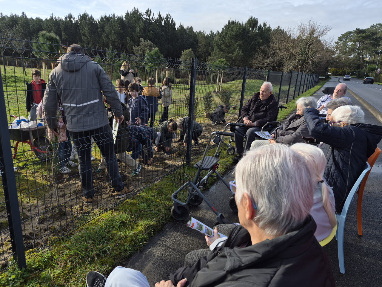 Image d'illustration pour : Des ateliers pédagogiques intergénérationnels autour du jardinage !